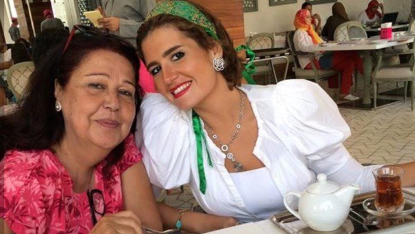رائحتك ، تغلق ذراعيك ، وتغلق والدتك إلى والدة والدته