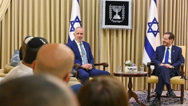 قررت المحاكمة العليا حل قضايا نتنياهو وتوقفت عن إطلاق رئيس مسابقة شين