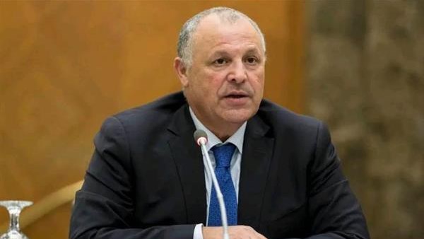 يهنئ الأمير علي بن السوستين على كرسي FIFA