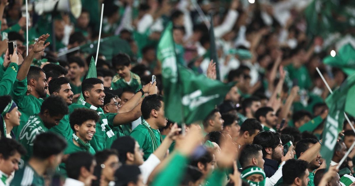 المملكة العربية السعودية تشاهد “الأكياس الزرقاء وعروض الليزر” أمام اليابان